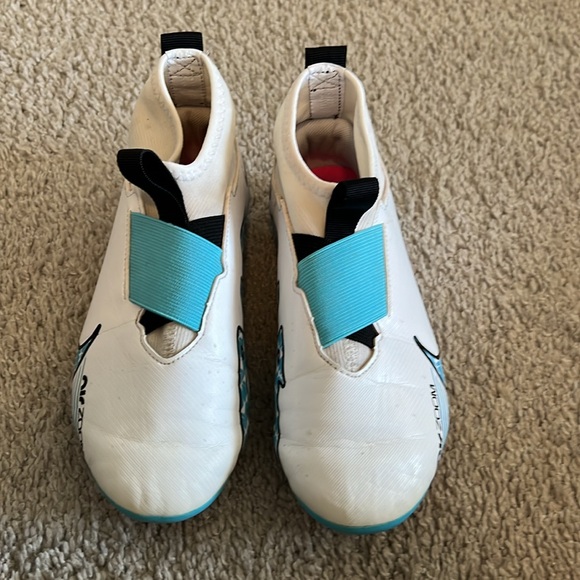 Girls Nike Soccer Cleats - Picture 2 of 8